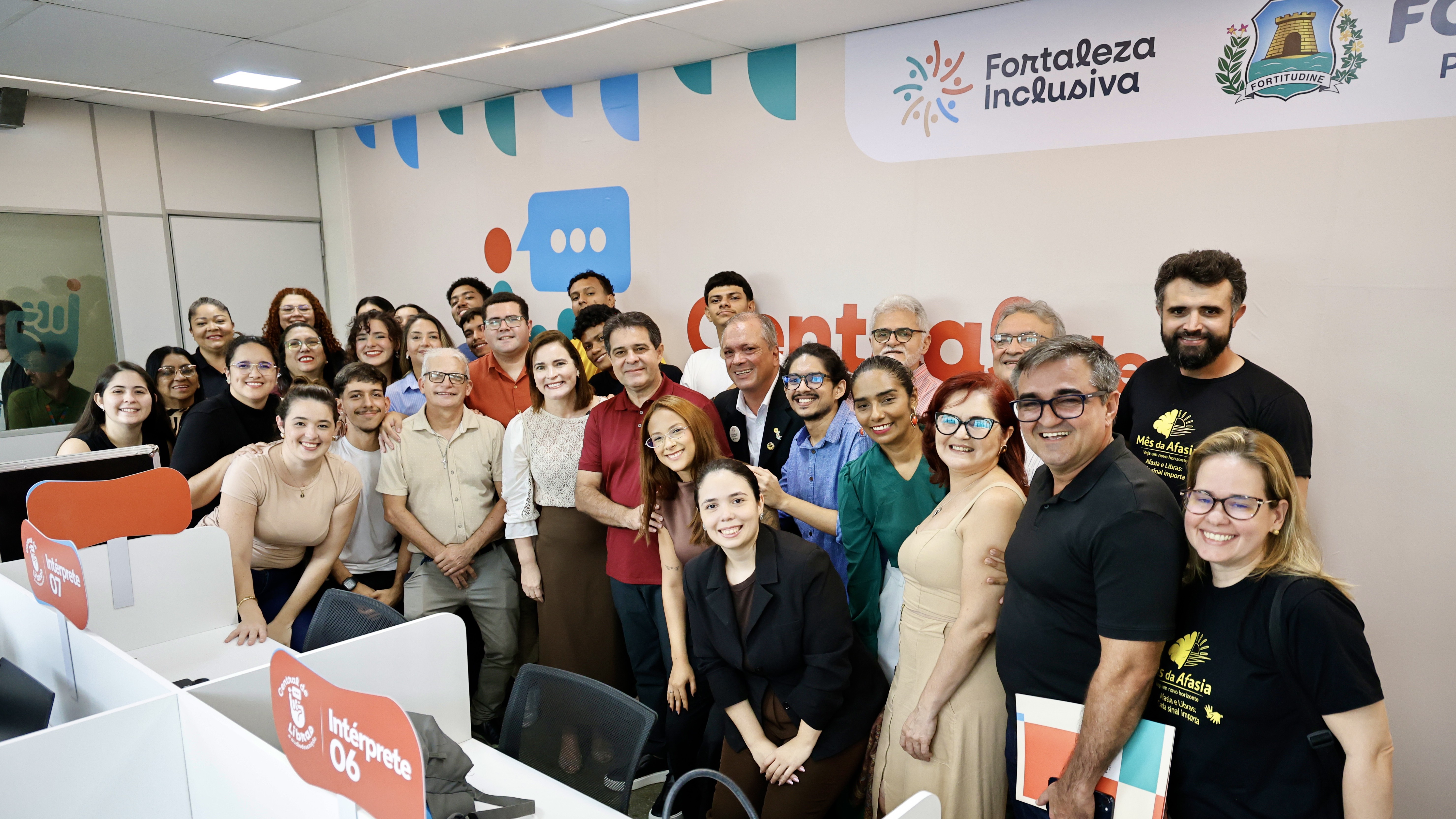 grupo de pessoas posa para a foto